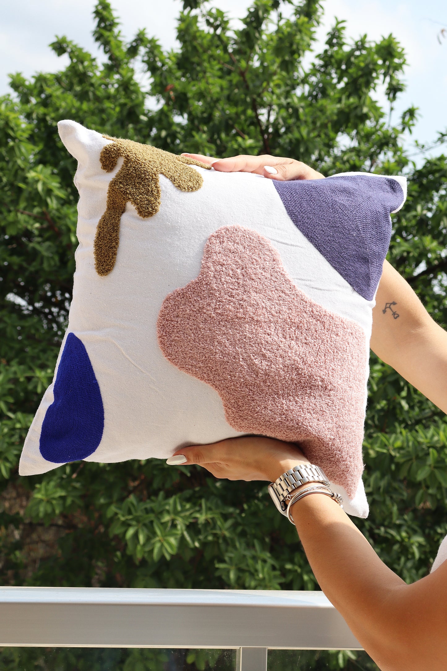 Capa de Almofada Bordada em Linho 45x45 Rosa e Azul