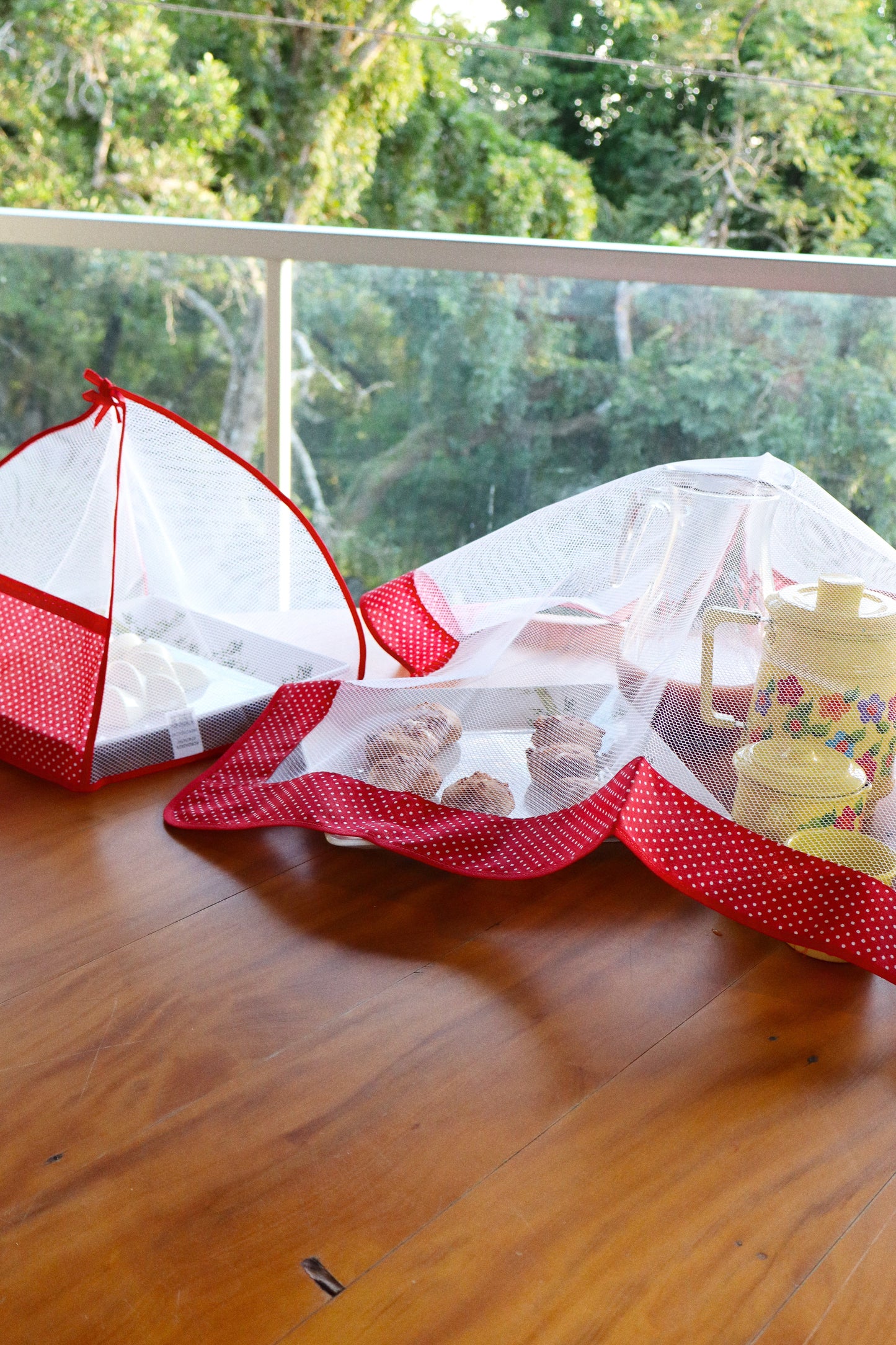 Kit Tule Cobre Alimentos 72x72cm + Cobre Bolo 30x30cm Poá Vermelho