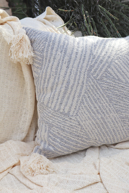 Capa de Almofada Boho Amestista com Pompom Cinza 45x45
