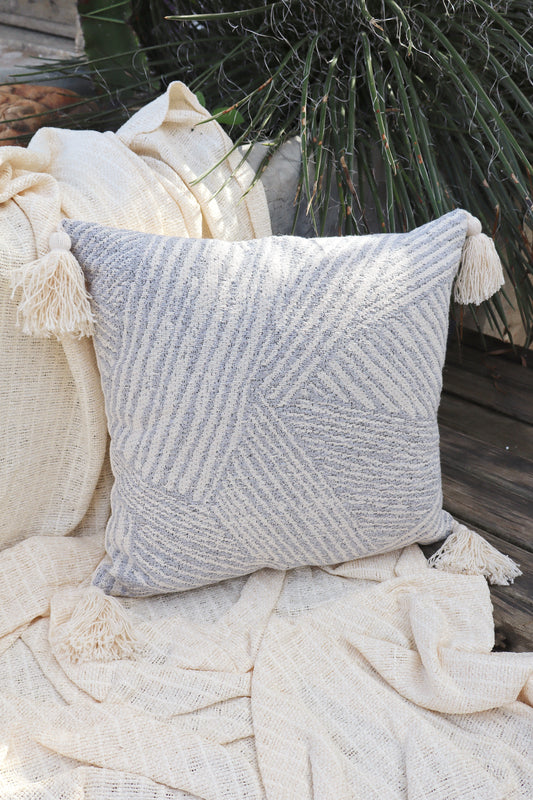Capa de Almofada Boho Amestista com Pompom Cinza 45x45