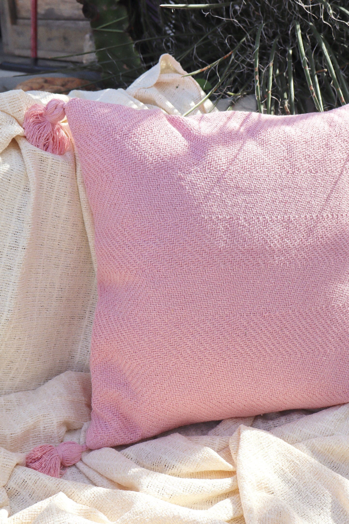 Capa de Almofada Boho Escama com Pompom Lisa Rosa Bebê 45x45