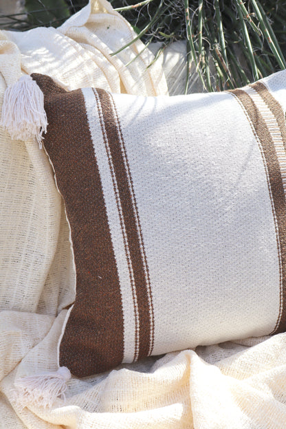 Capa de Almofada Boho Estampada com Pompom Listras Marrom 45x45