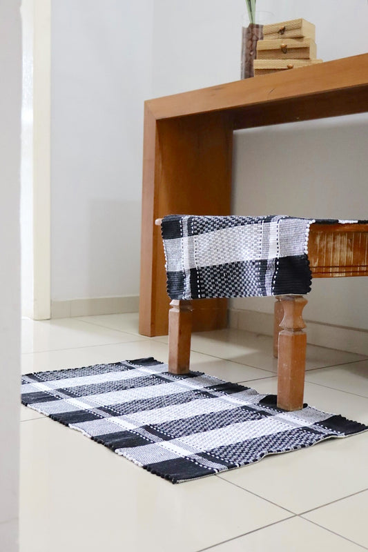 Par de Tapete de Malha Sem Franja Listrado Branco e Preto