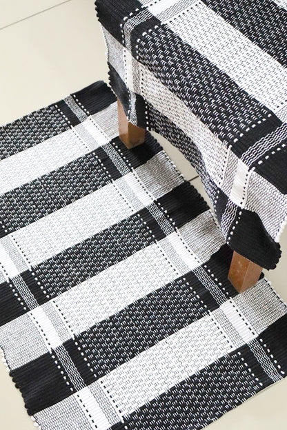 Par de Tapete de Malha Sem Franja Listrado Branco e Preto