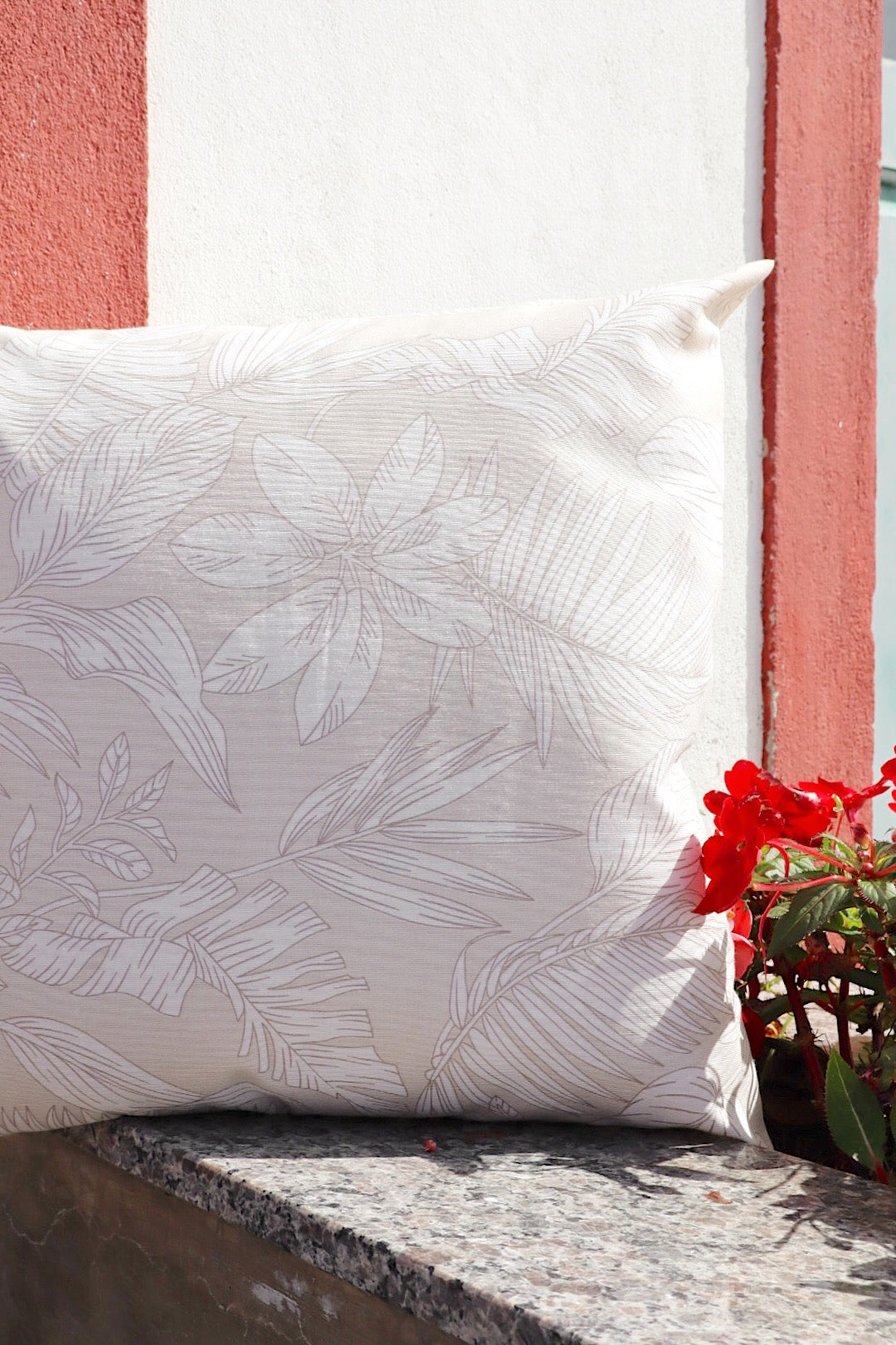 Capa de Almofada Impermeável Belize Folhas Bege Claro 45x45