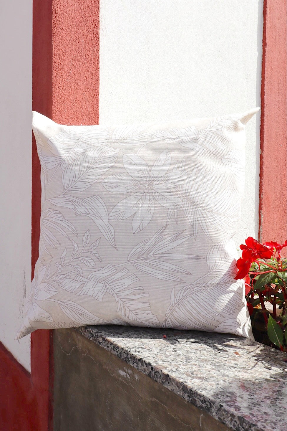 Capa de Almofada Impermeável Belize Folhas Bege Claro 45x45