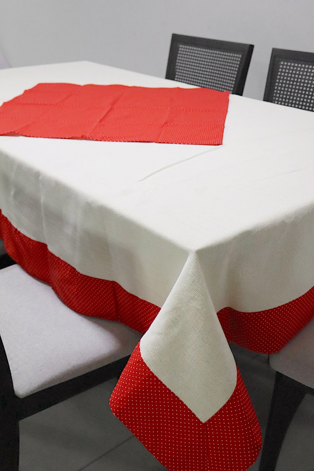 Toalha de Mesa com Barra de Tricoline Poá Vermelho com Composê 1,5mx2,2m