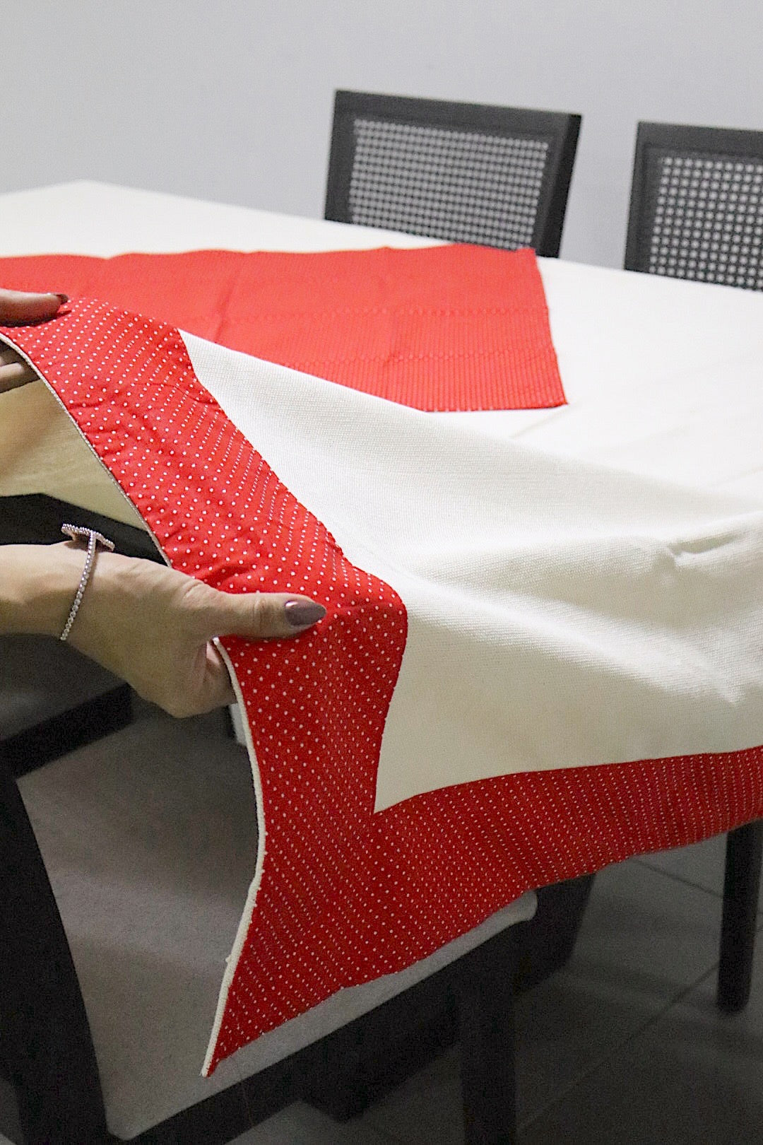 Toalha de Mesa com Barra de Tricoline Poá Vermelho com Composê 1,5mx2,2m
