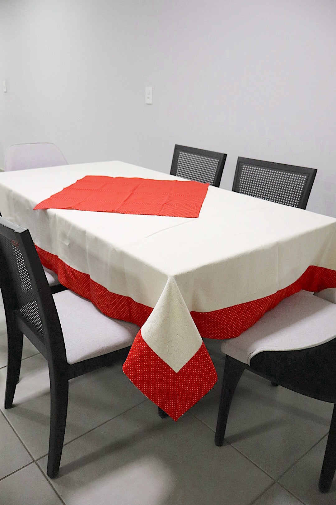 Toalha de Mesa com Barra de Tricoline Poá Vermelho com Composê 1,5mx2,2m