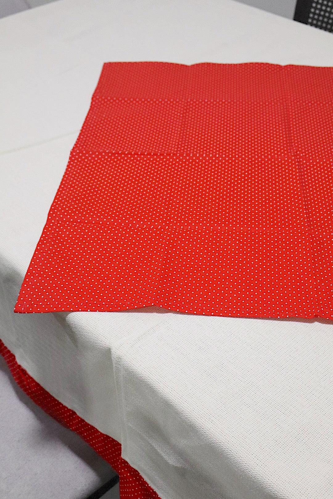 Toalha de Mesa com Barra de Tricoline Poá Vermelho com Composê 1,5mx2,2m