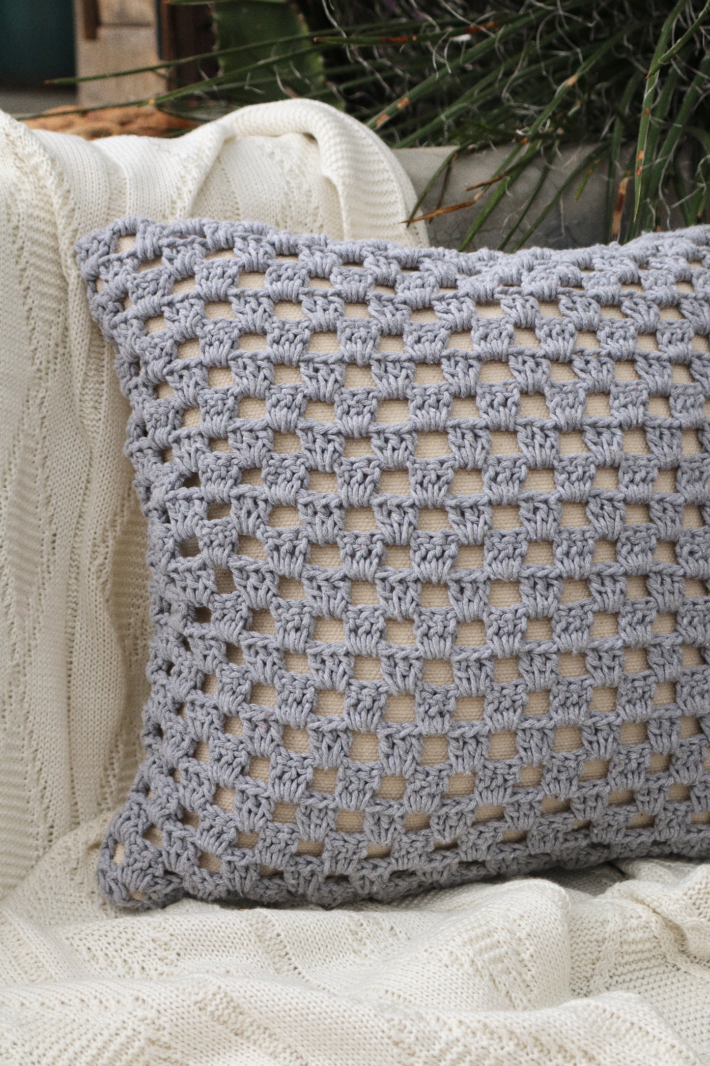 Capa de Almofada Boho Trançada Crochê Cinza EST002 45x45