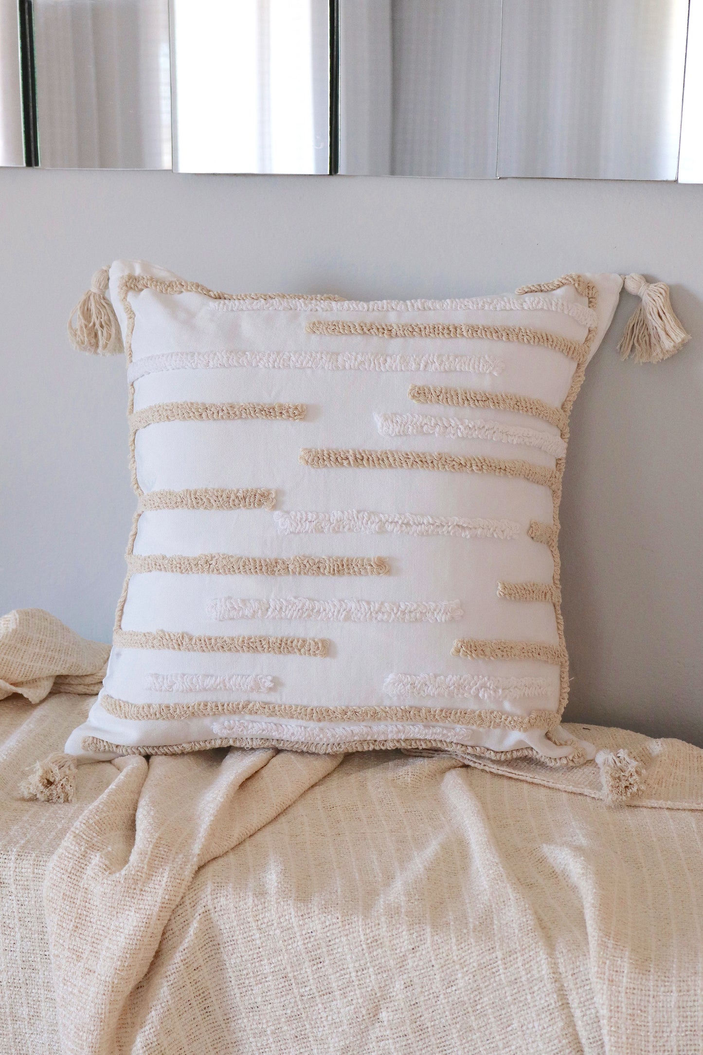 Capa de Almofada Bordada em Linho Tufada Boho 45x45 EST02