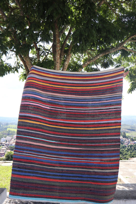 Tapete em Malha Listrado Colorido Sem Franja 1,50x2,00m