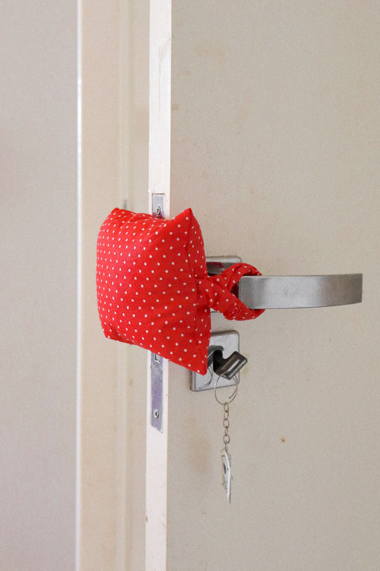 Protetor de Porta  “Não Bate a Porta” Poá Vermelho