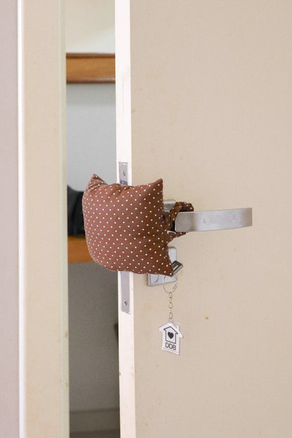 Protetor de Porta  “Não Bate a Porta” Poá Marrom