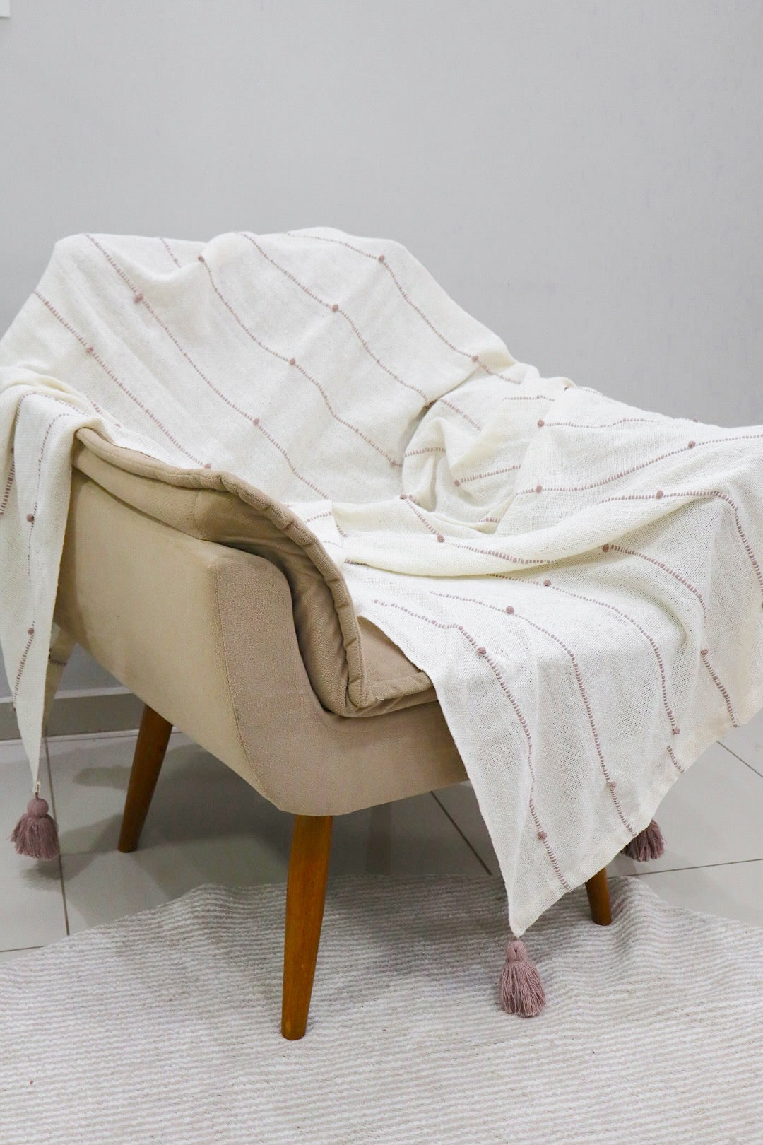 Manta para Sofá / Peseira Pompom Boho Rosê 1,20mx1,80m