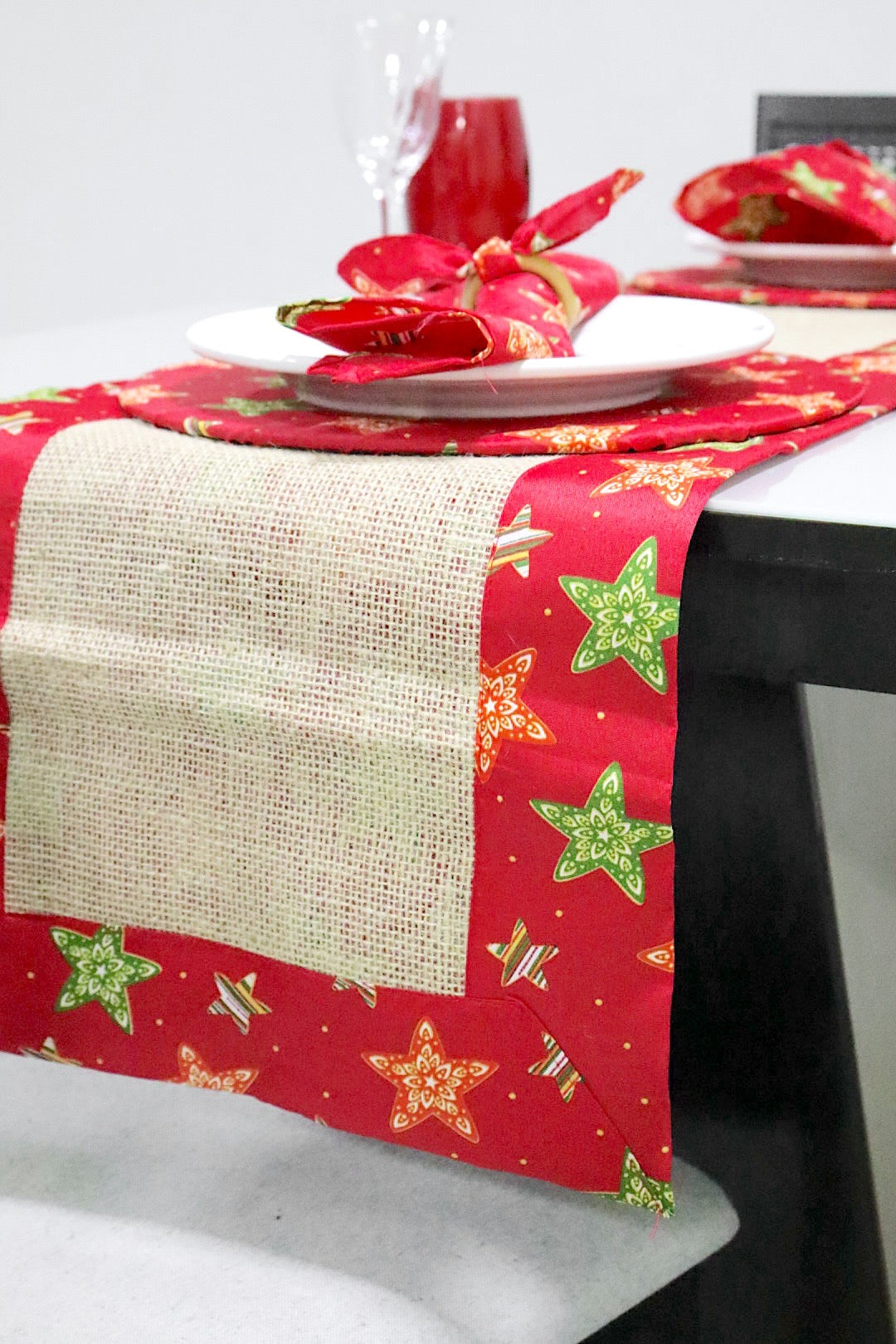Caminho de Mesa Dupla Face Juta / Tecido Estrelas Vermelha Natal