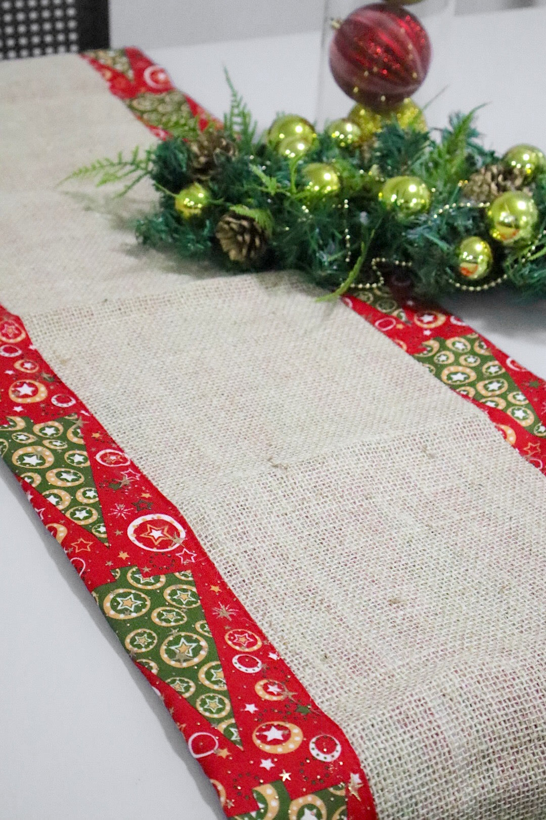 Caminho de Mesa Dupla Face Juta / Tecido Árvores Vermelho Natal