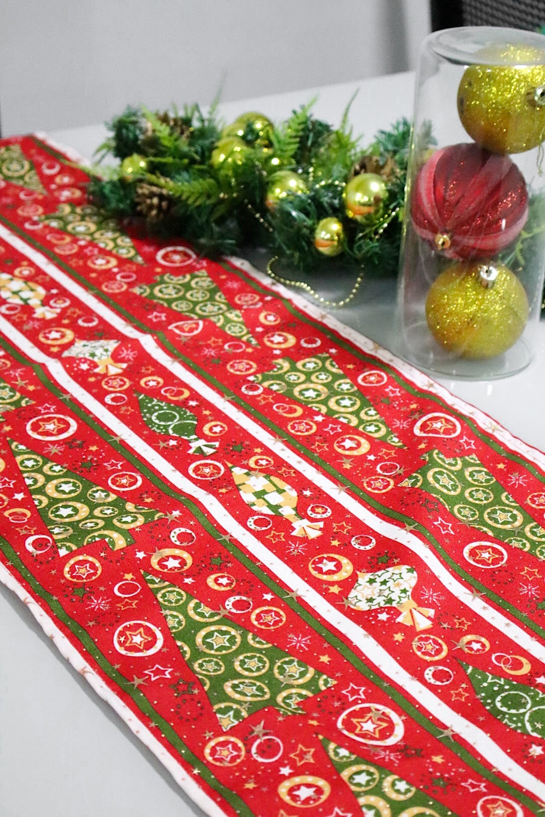 Caminho de Mesa Natal Estampado Árvores Vermelho