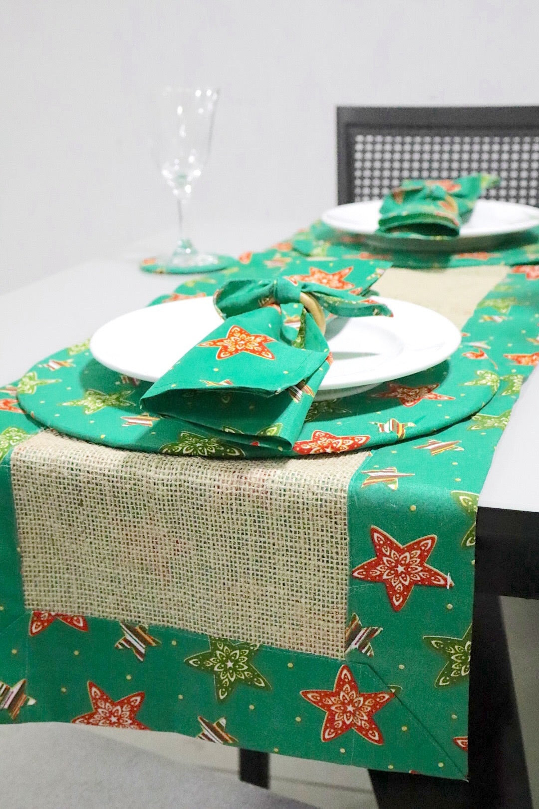 Caminho de Mesa Dupla Face Juta / Tecido Estrelas Verde Natal