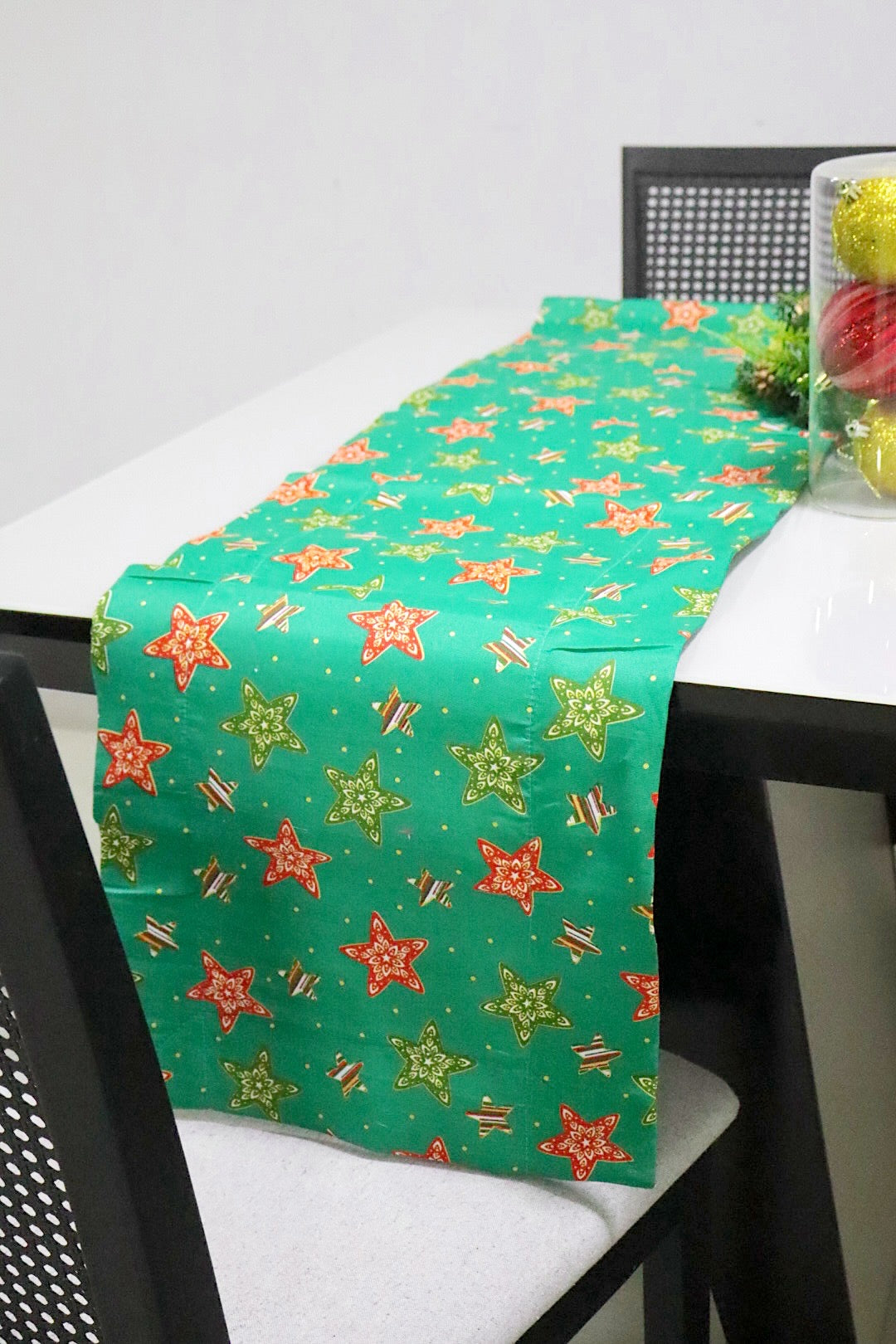 Caminho de Mesa Dupla Face Juta / Tecido Estrelas Verde Natal