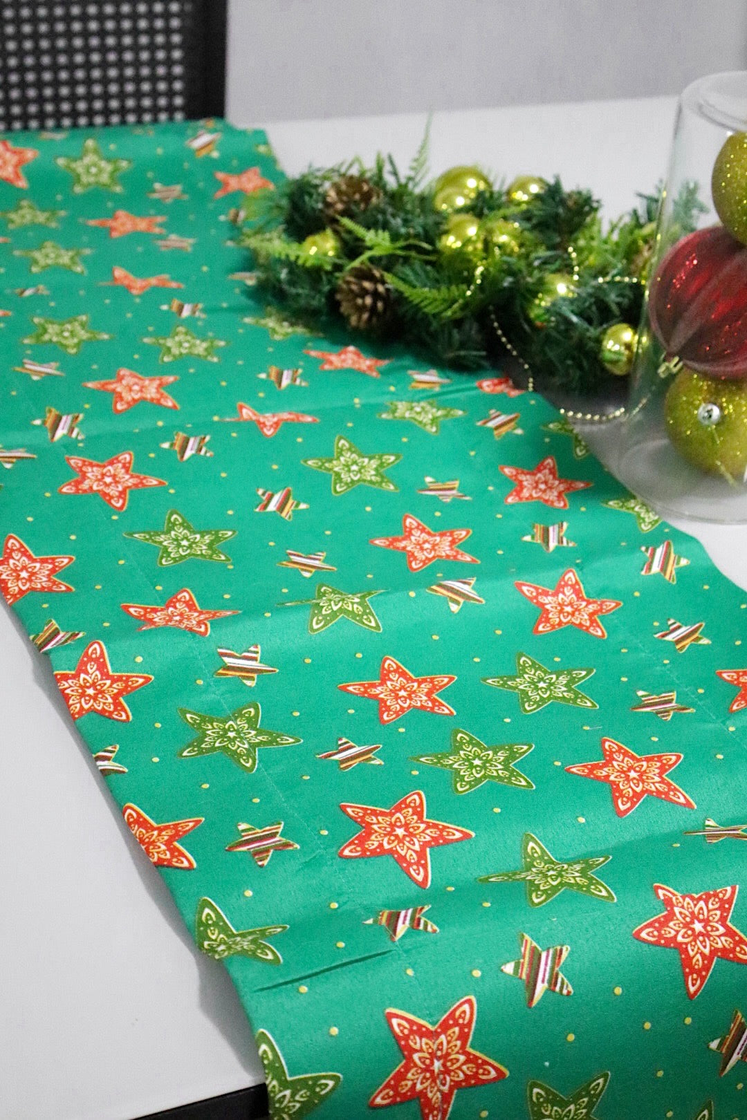 Caminho de Mesa Dupla Face Juta / Tecido Estrelas Verde Natal