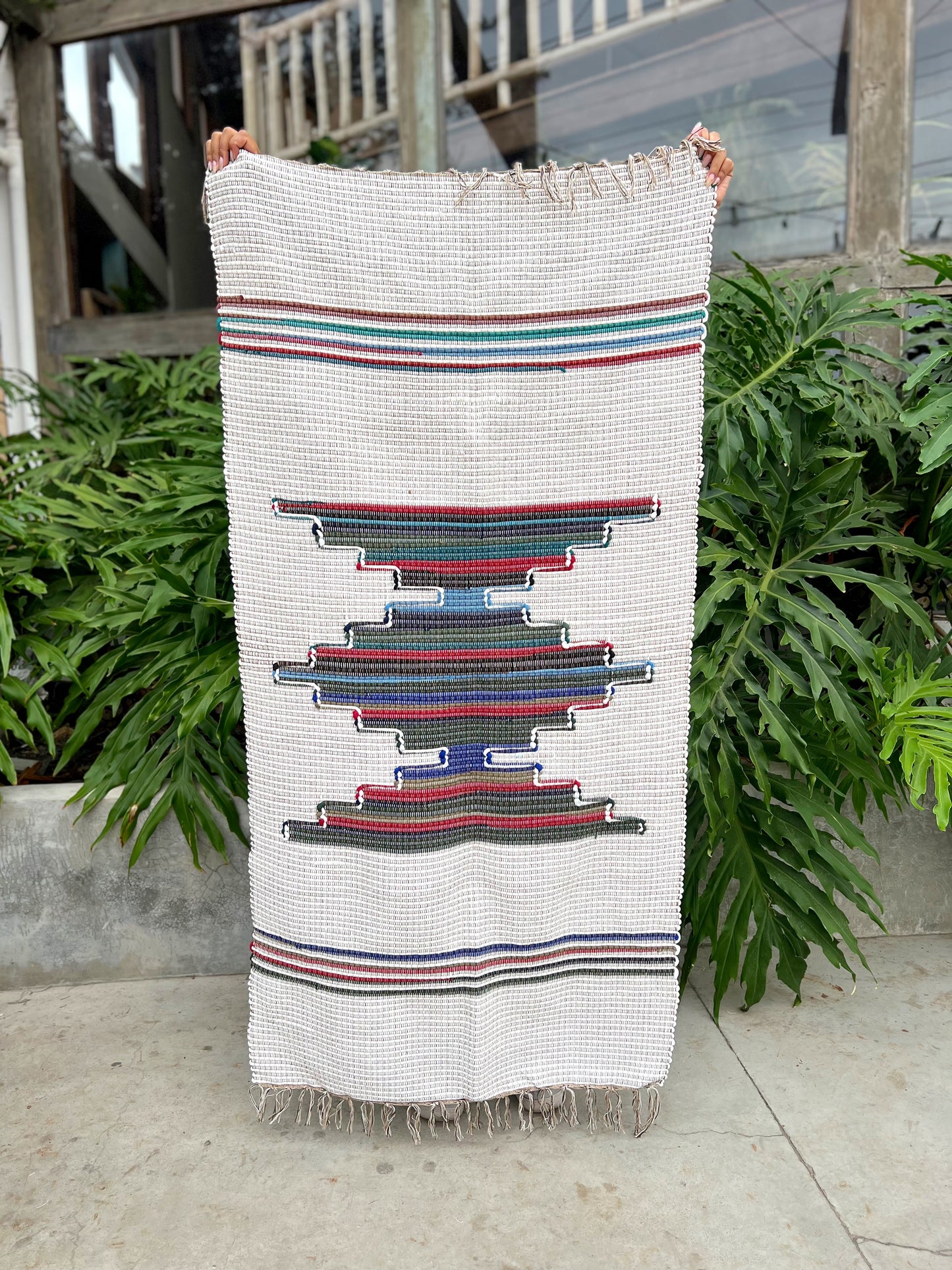 Tapete Médio Malha Cru com Bico Colorido