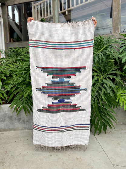 Tapete Médio Malha Cru com Bico Colorido