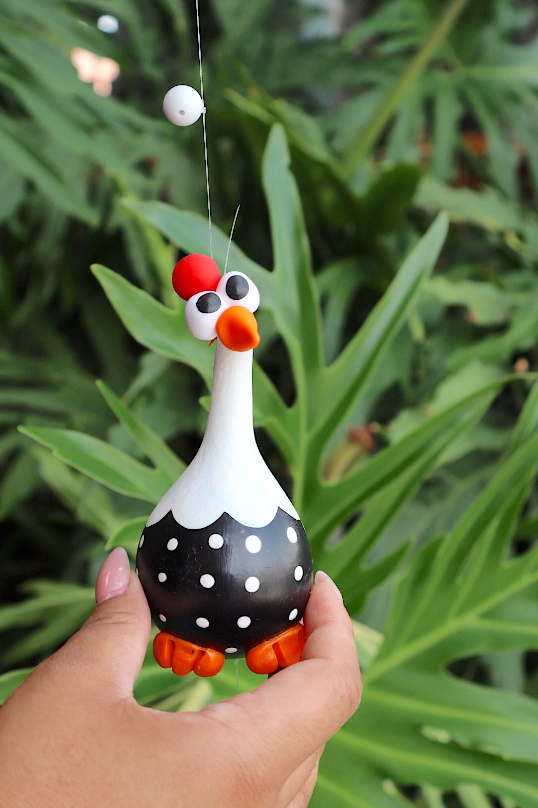 Móbile de Galinha em Cabaça Preto E Branco