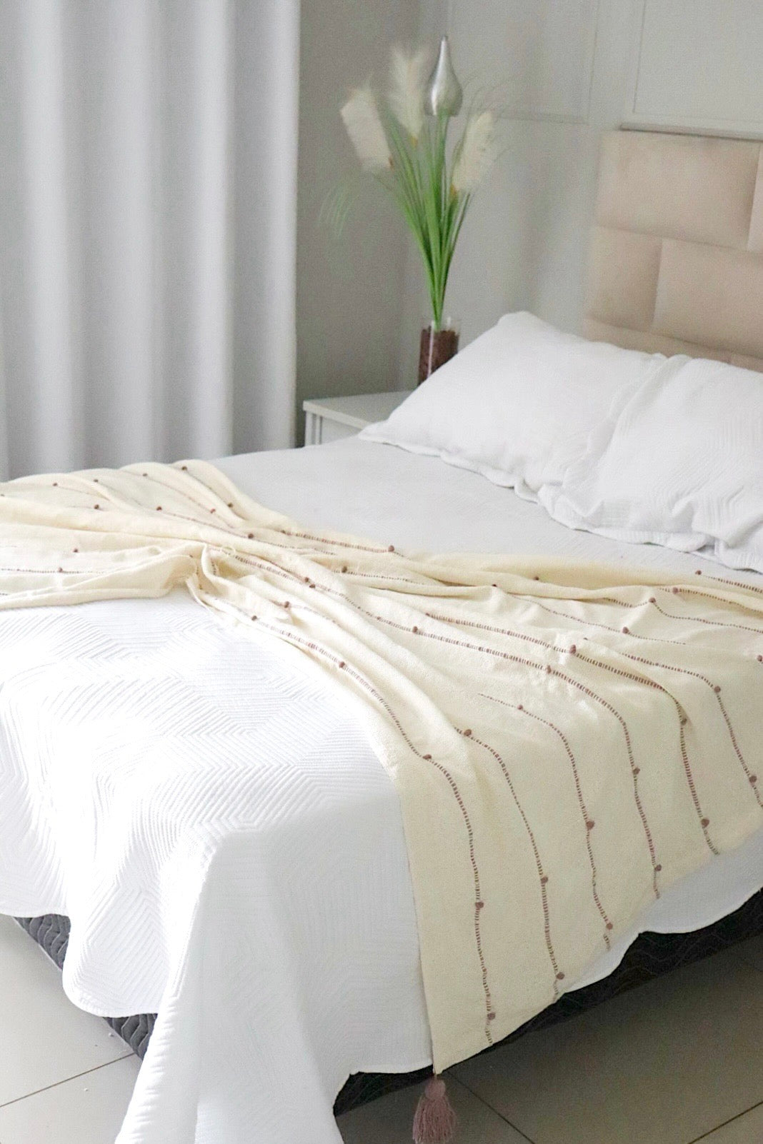 Manta para Sofá / Peseira Pompom Boho Rosê 1,20mx1,80m