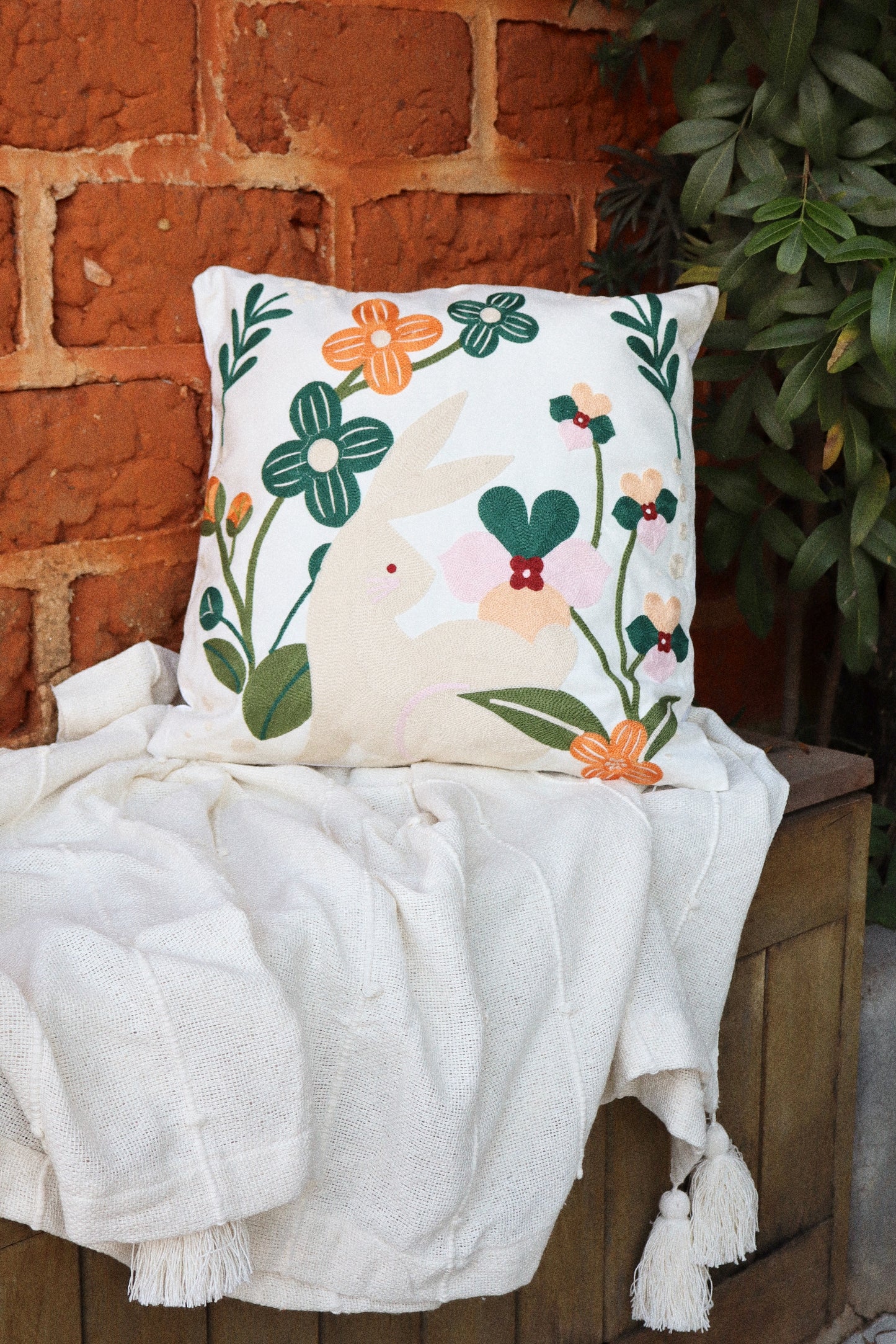 Capa de Almofada Bordada em Linho 45x45 Páscoa Coelho Tifanny