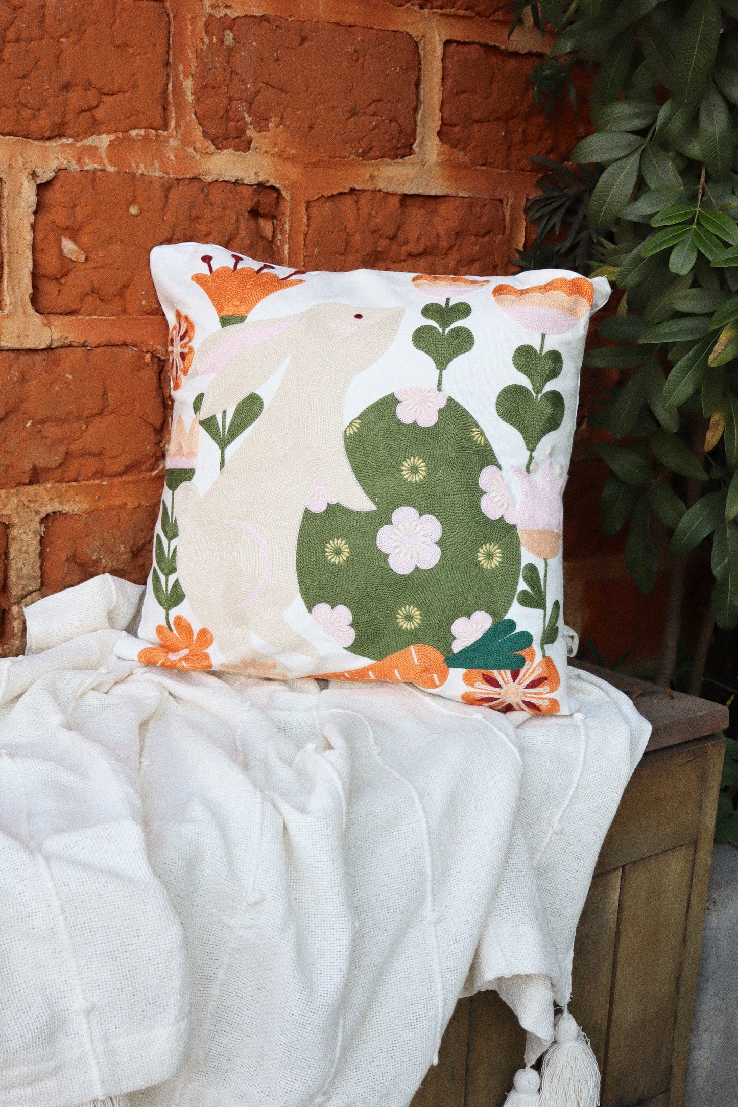 Capa de Almofada Bordada em Linho 45x45 Páscoa Coelho e Ovo