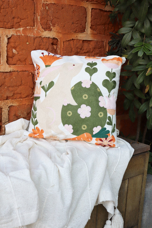 Capa de Almofada Bordada em Linho 45x45 Páscoa Coelho e Ovo