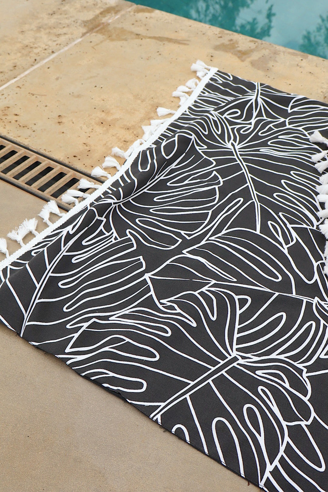 Toalha Canga Dupla Face com Tecido Impermeável Belize Folhas Preta