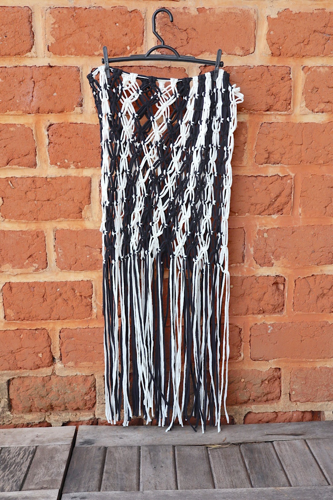 Saída de Praia Crochê Macramê Luxo Longa em Malha Preto e Branco