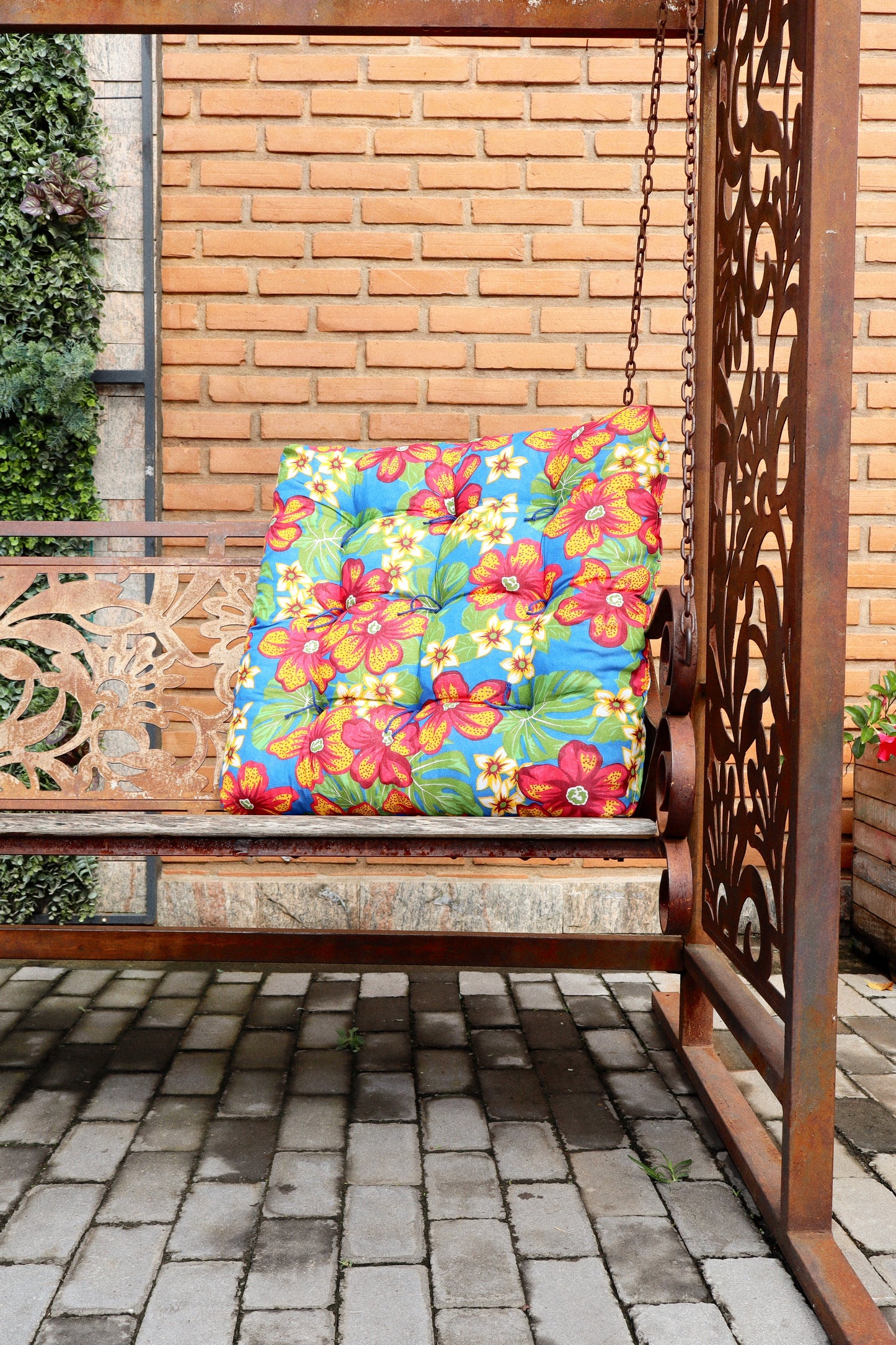 Almofada Futon Chita Azul com Vermelho 55x55cm