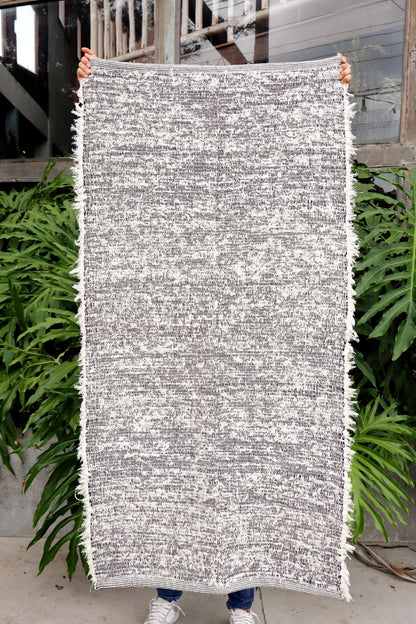 Tapete Médio Dupla Face Felpudo Preto/ Cru Sem Franja 0,80x1,40m