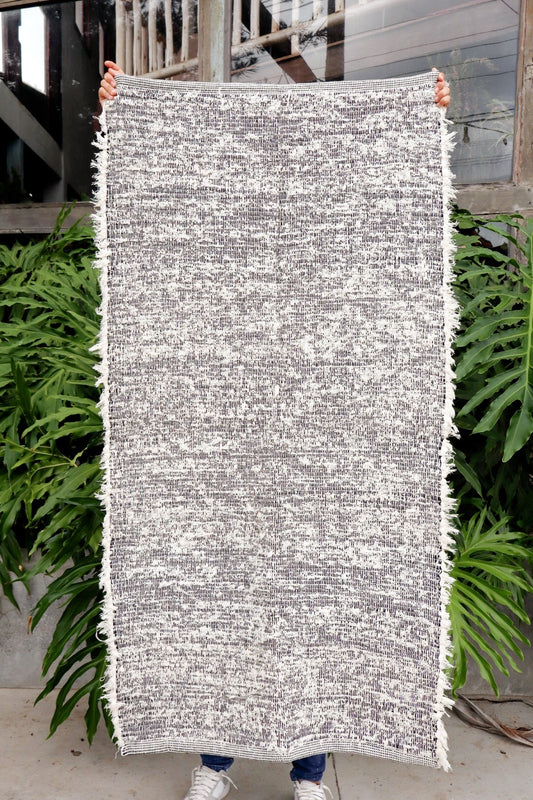 Tapete Médio Dupla Face Felpudo Preto/ Cru Sem Franja 0,80x1,40m