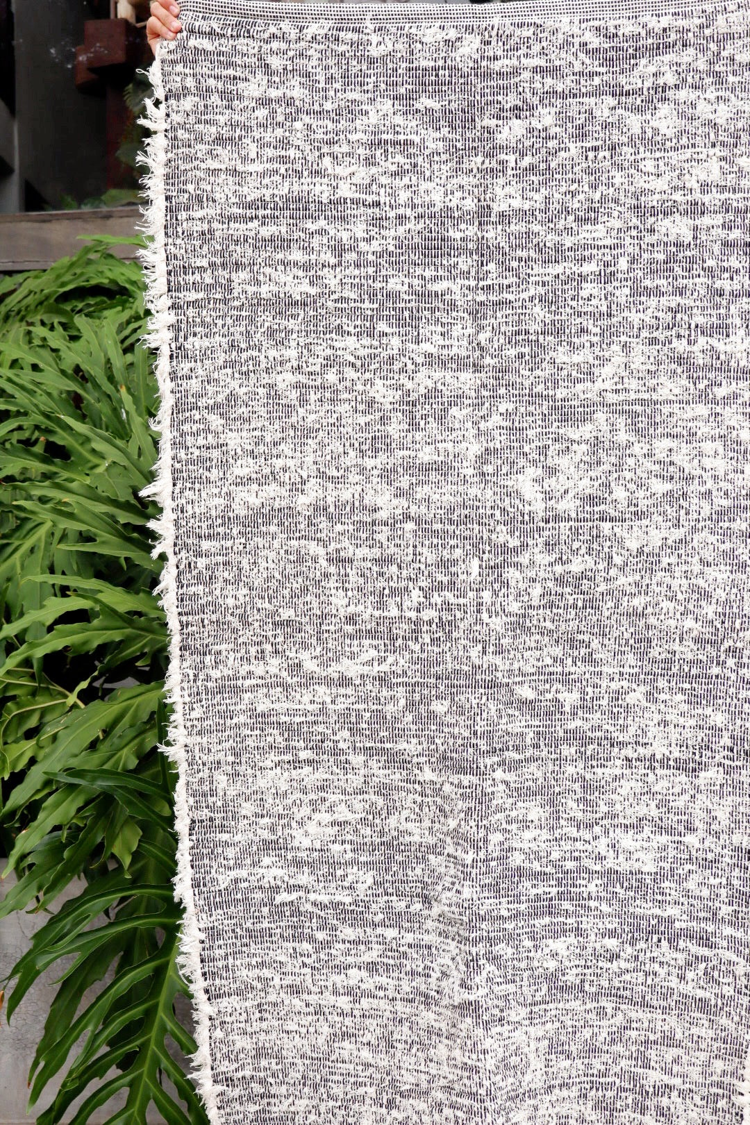 Tapete Médio Dupla Face Felpudo Preto/ Cru Sem Franja 0,80x1,40m