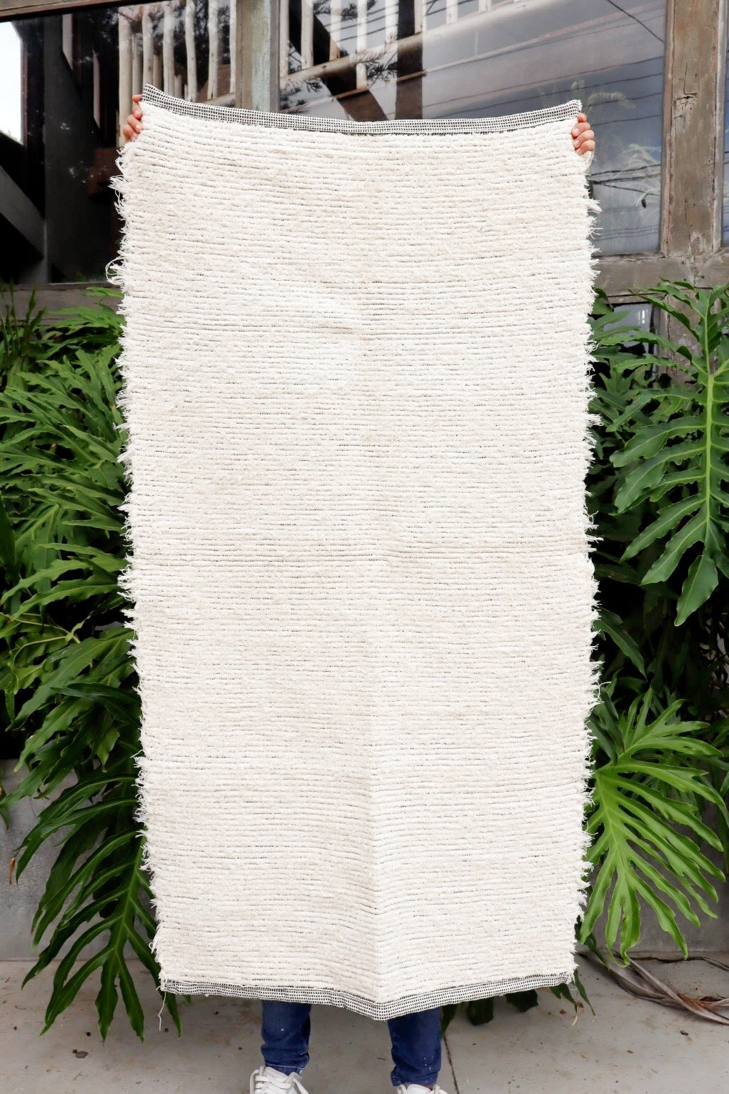 Tapete Médio Dupla Face Felpudo Preto/ Cru Sem Franja 0,80x1,40m