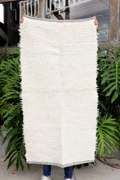 Tapete Médio Dupla Face Felpudo Preto/ Cru Sem Franja 0,80x1,40m