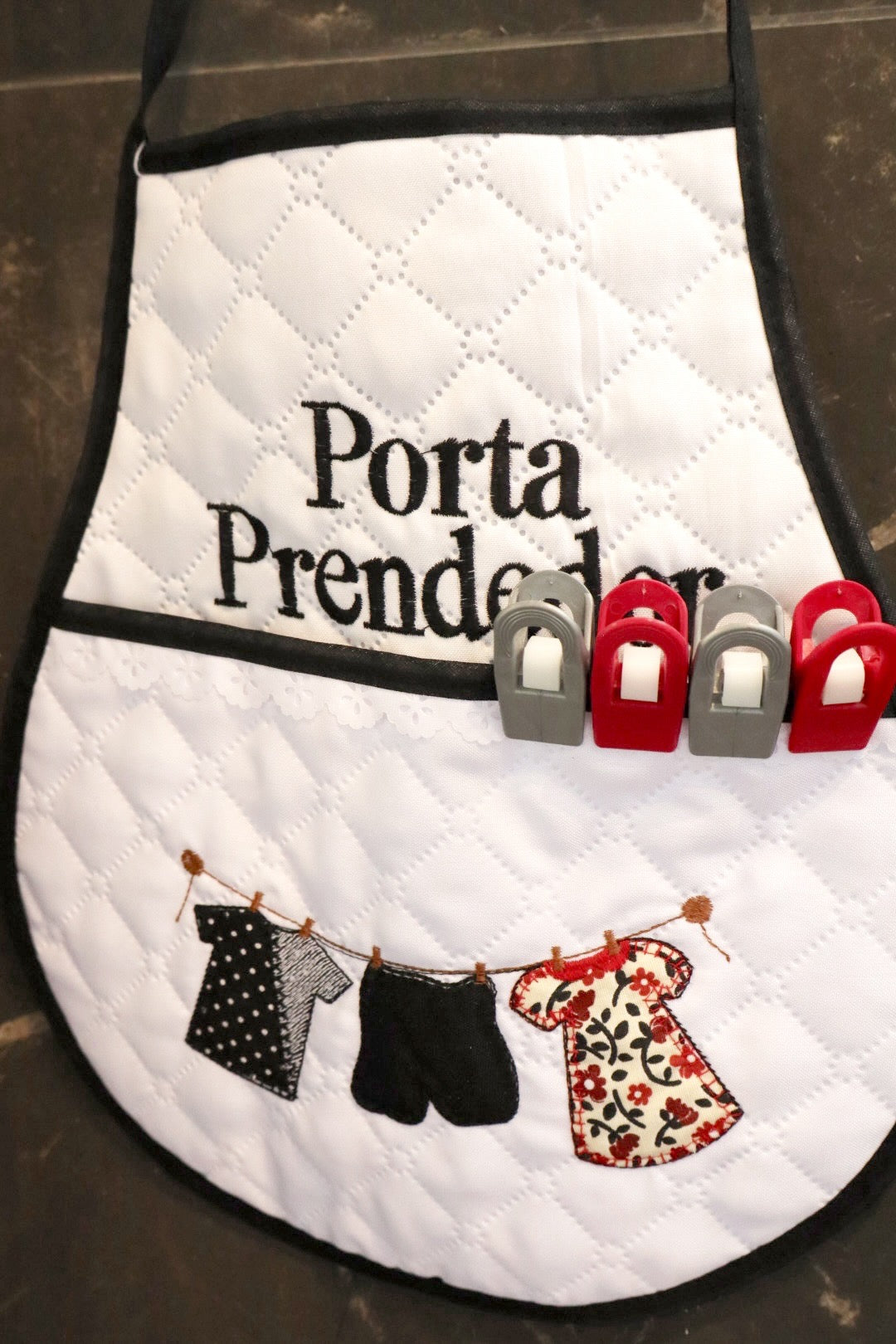 Avental Porta Prendedor de Roupas Branco com Viés Preto