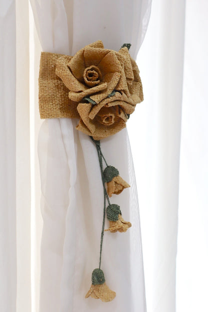 Prendedor Cortina 3 Flores - Par Café com Leite