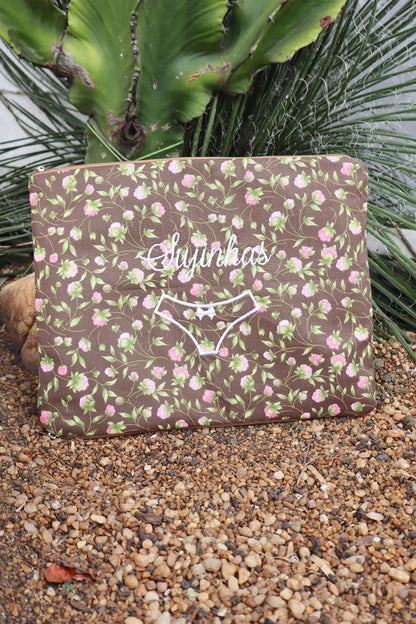 Necessaire Porta Calcinha Limpinha Sujinha G Flores Fundo Marrom