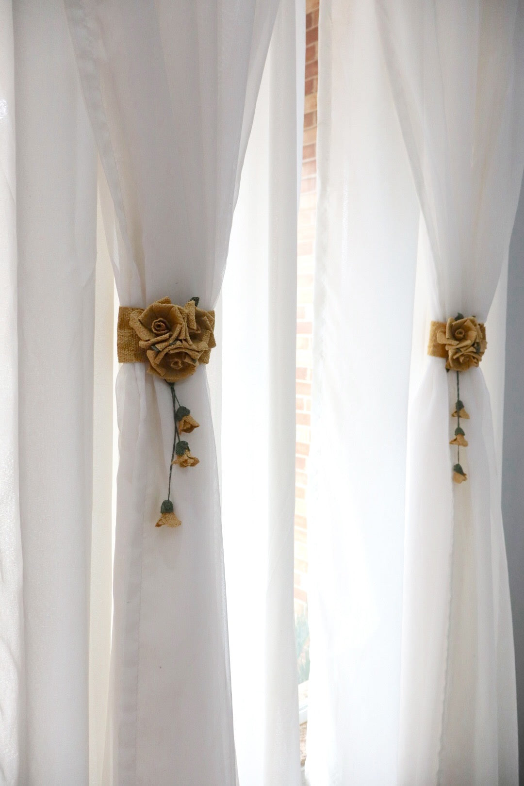 Prendedor Cortina 3 Flores - Par Café com Leite