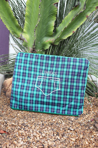 Necessaire Porta Cueca Limpinha Sujinha G Xadrez Azul e Verde