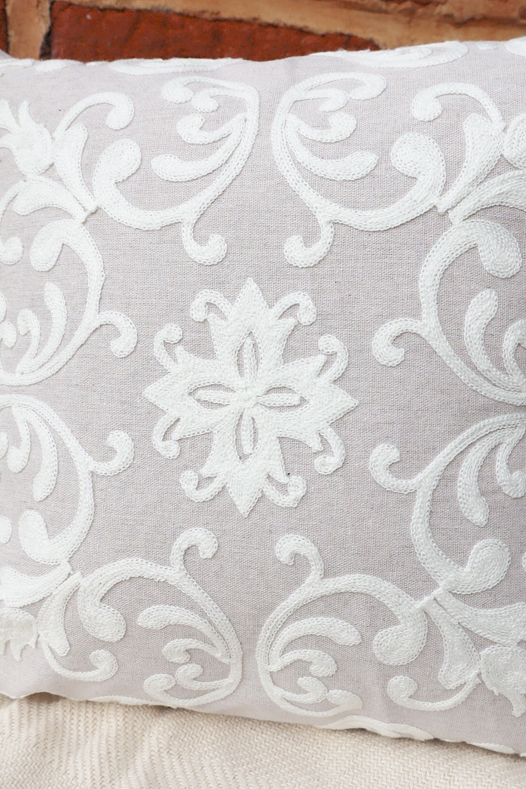 Capa de Almofada Bordada em Linho 45x45 Nude EST003