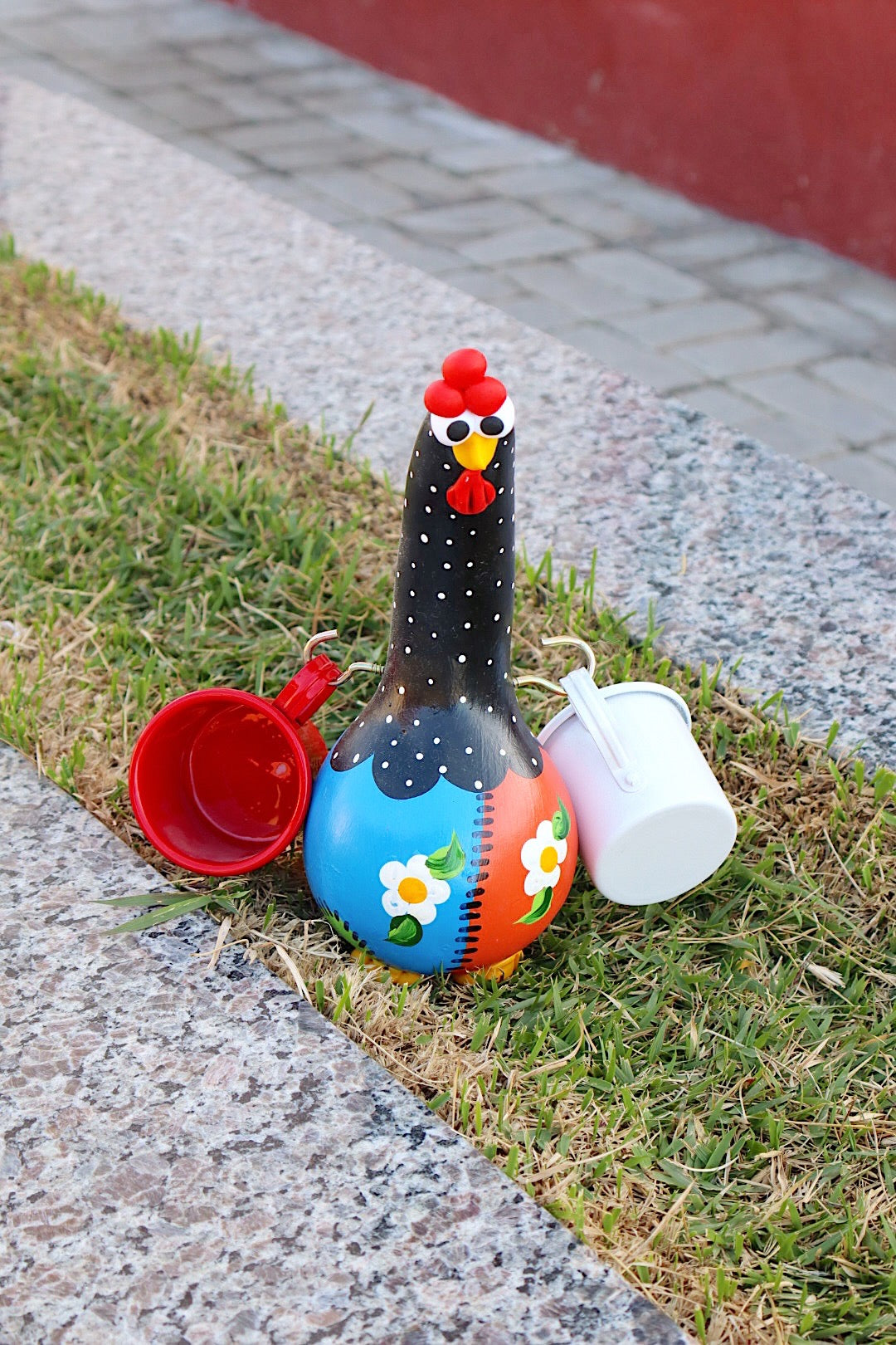 Galinha Porta Caneca em Cabaça Preta Patchwork