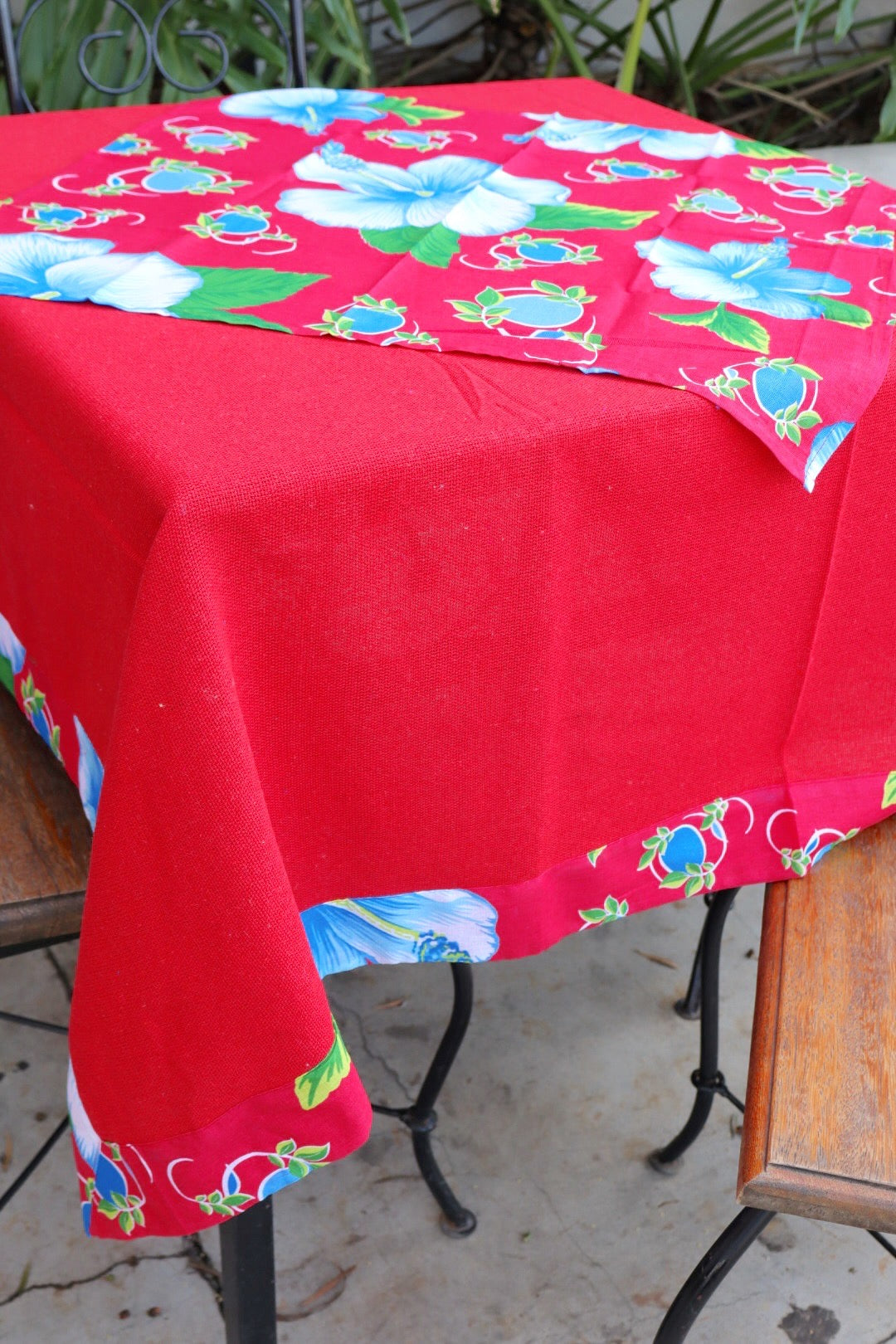 Toalha de Mesa com Barra de Chita Vermelha com Composê 1,5mx1,5m