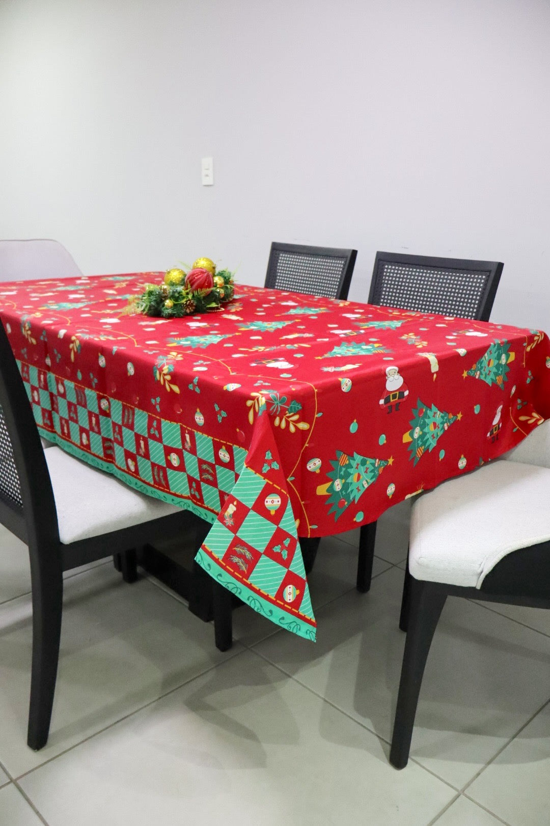 Toalha de Mesa Natal Oxford Papai Noel e Árvore 1,40x2,20m